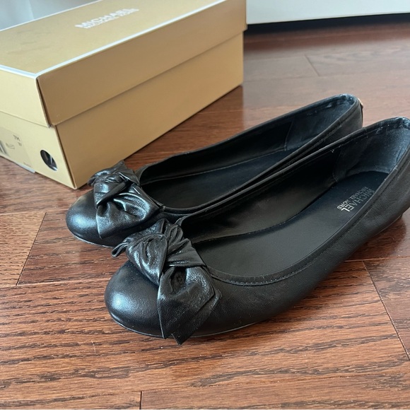 MICHAEL KORS Willa Ballet Bow Flats Black Leather Size 7 - Picture 2 of 8